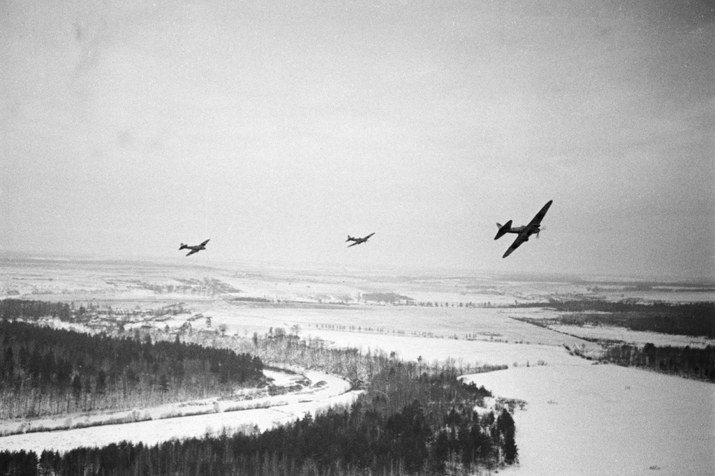 Soviet Il-2 planes flying over German positions near Moscow