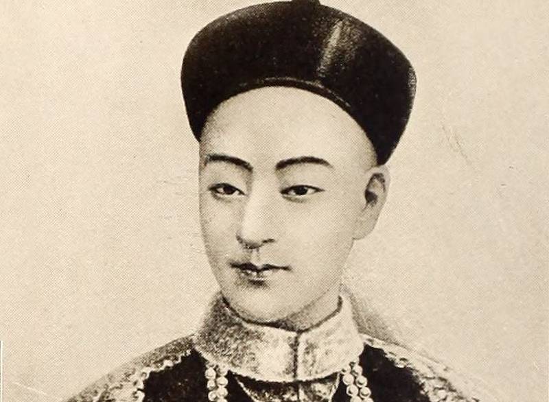Guangxu in Imperial clothing