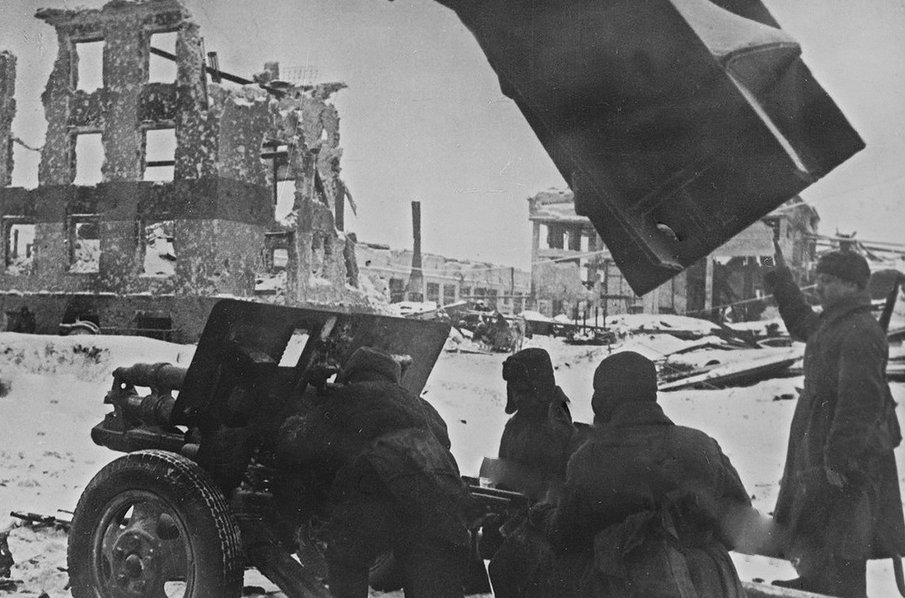 A crew of a Soviet army in Stalingrad