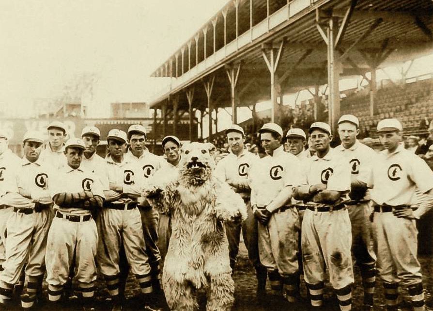 1908 Chicago Cubs with mascot