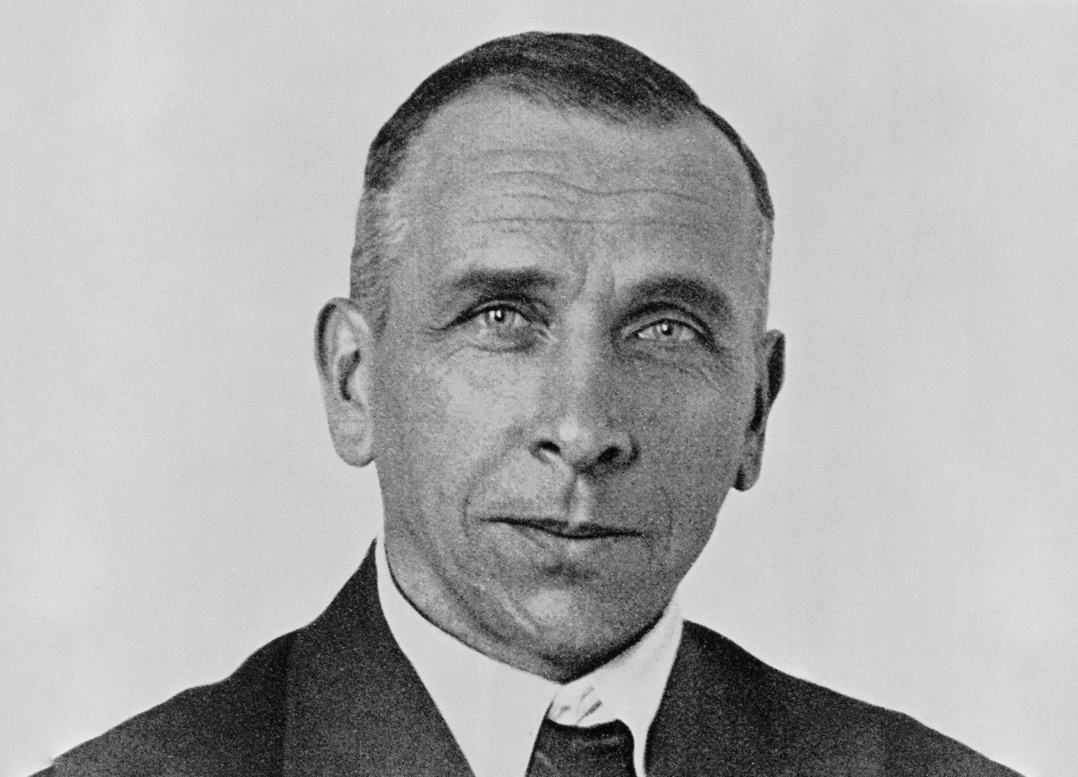 Black and white portrait of the climatologist Alfred Wegener