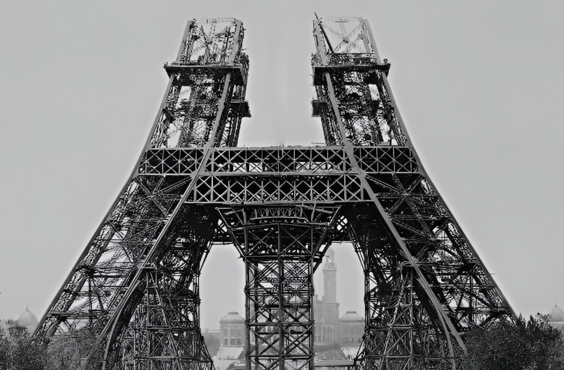 Eiffel Tower: Construction of the pillars