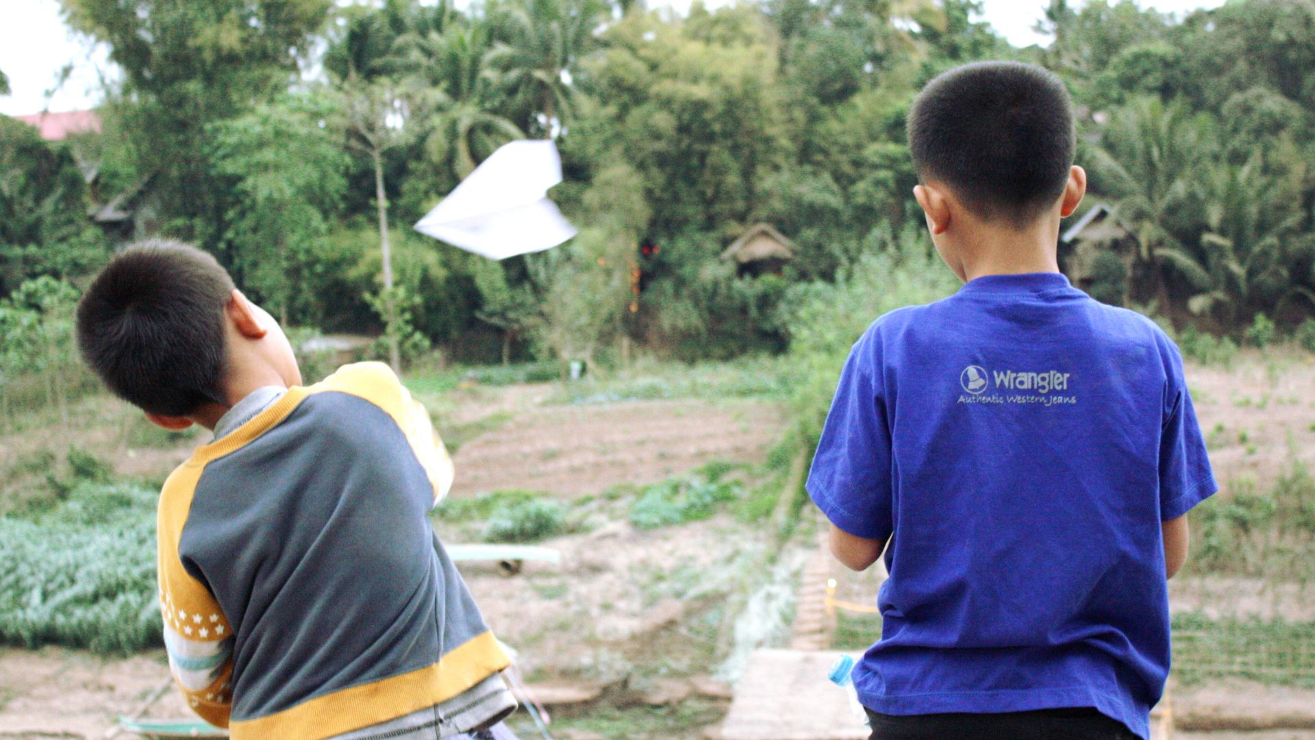 File:Kids throwing paper planes over river Nam Khan, Luang Prabang.JPG