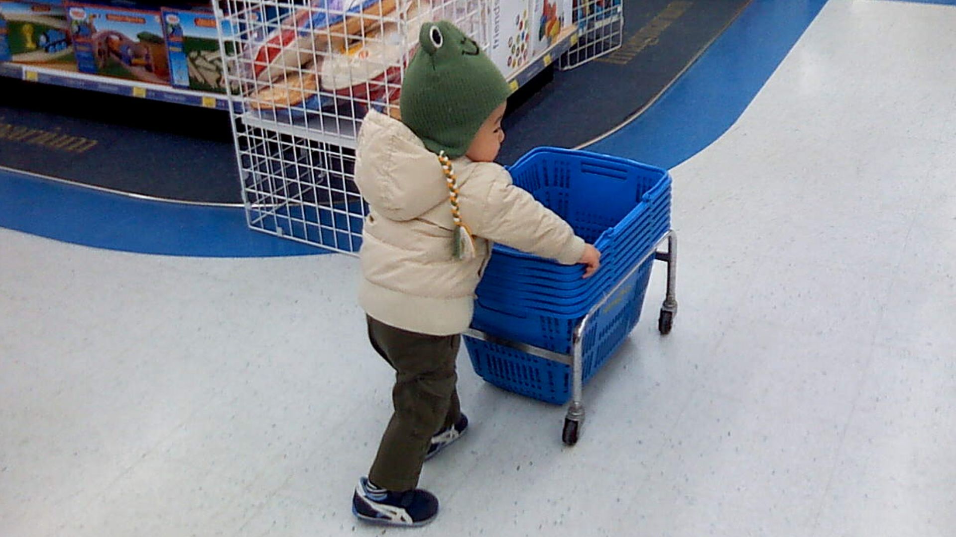 File:A Child pushes the Japanese Supermarket's basket wagon.jpg