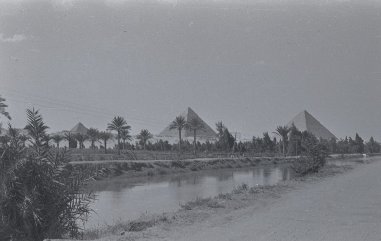 The Giza pyramids in 1950's seen from afar