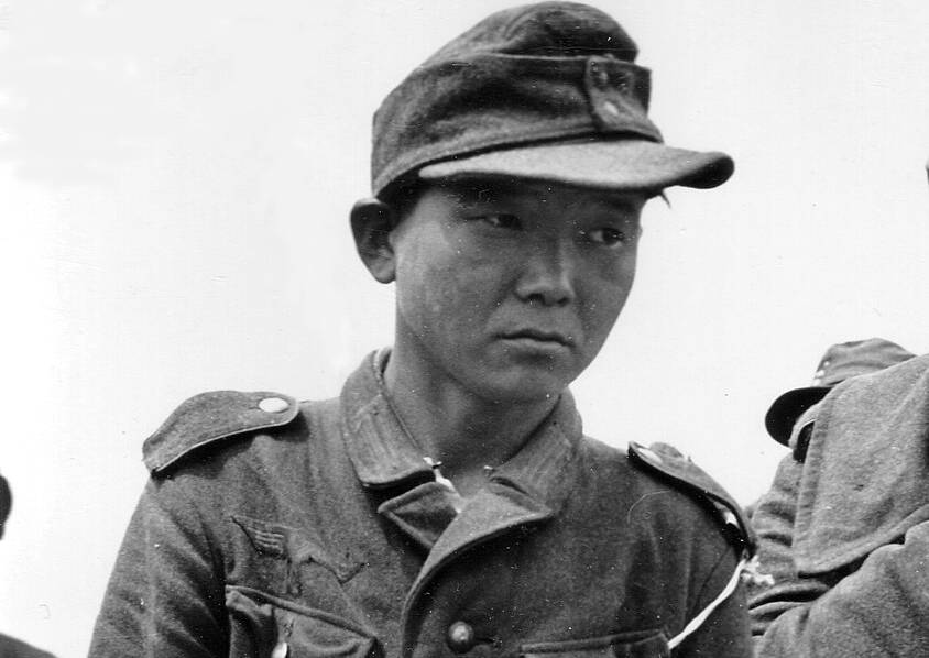 Yang Kyoungjong in uniform