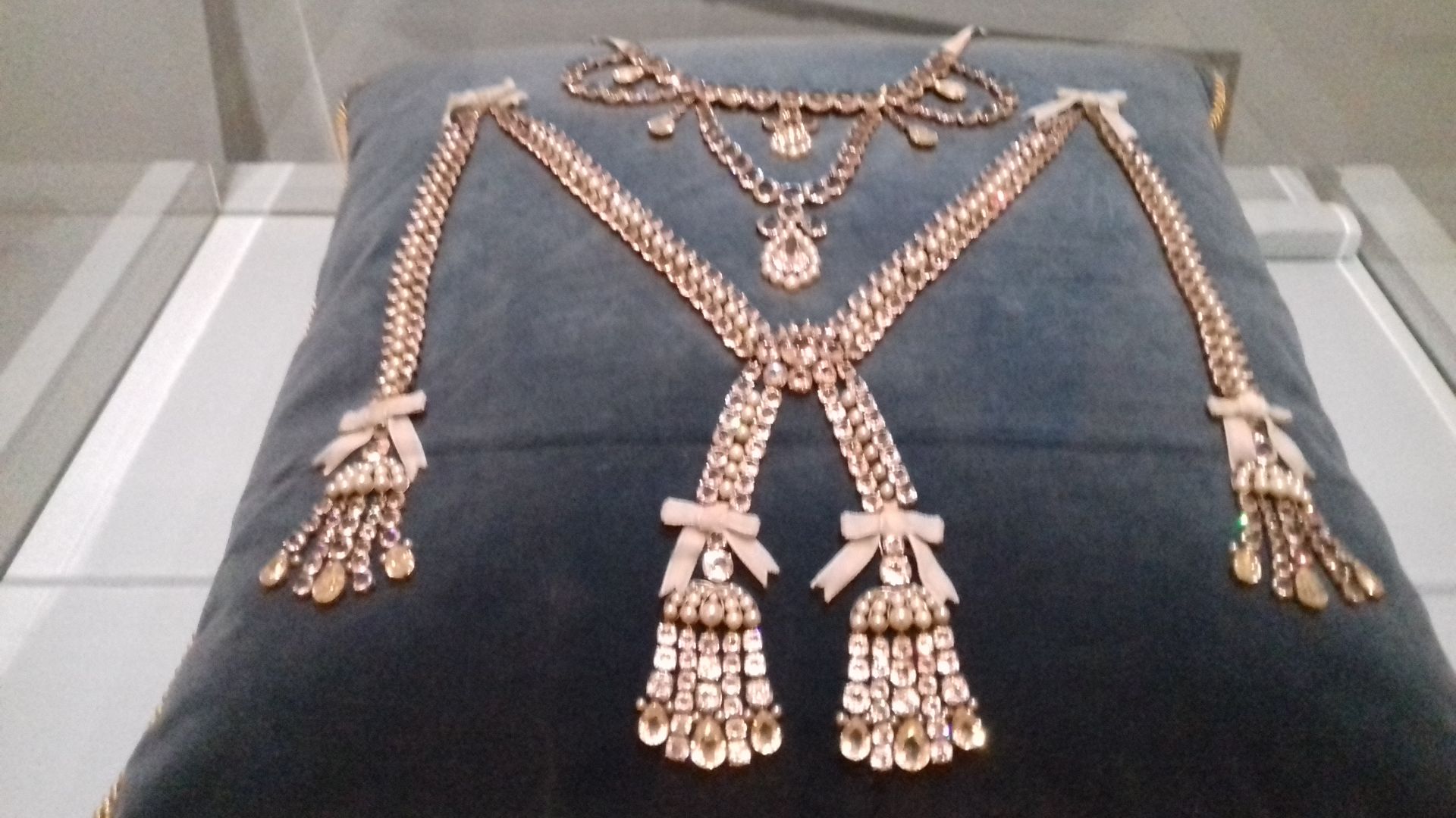File:Collier de la reine 01, exposition Marie-Antoinette Conciergerie 2019-2020.jpg