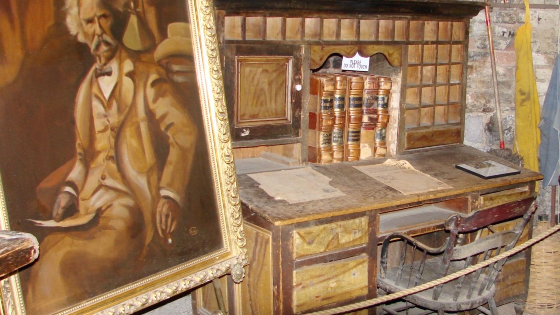 File:Mark Twain's Desk (5857203238).jpg