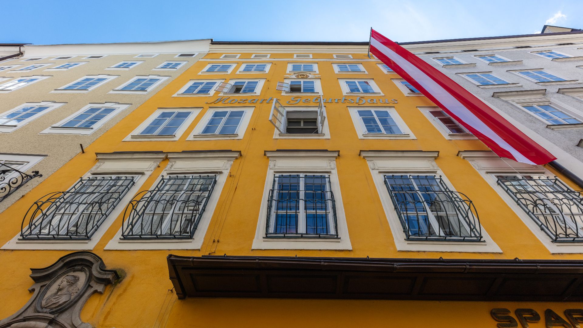 File:Fachada de la casa natal de Mozart, Salzburgo, Austria, 2019-05-19, DD 56.jpg
