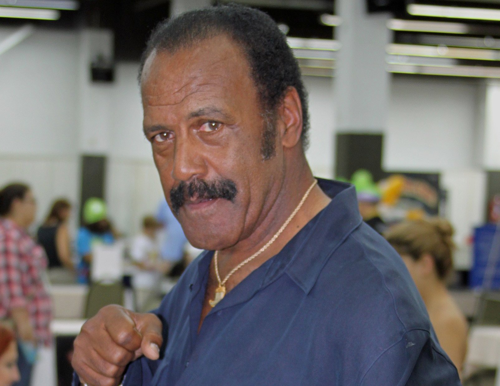 Fred Williamson in a blue shirt at Florida Supercon