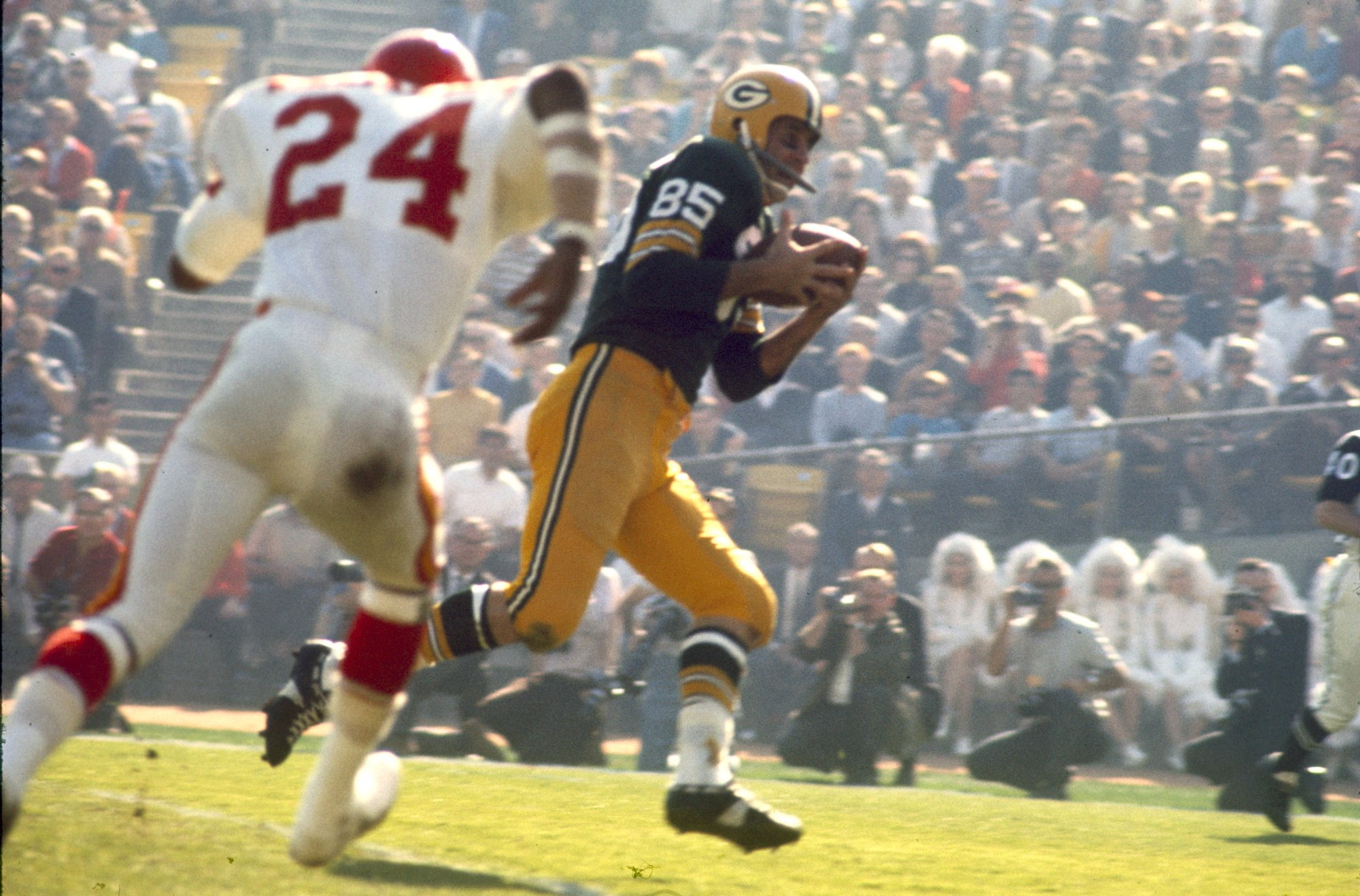Kansas City Chiefs cornerback Fred Williamson (24) chases Green Bay Packers wide receiver Max McGee