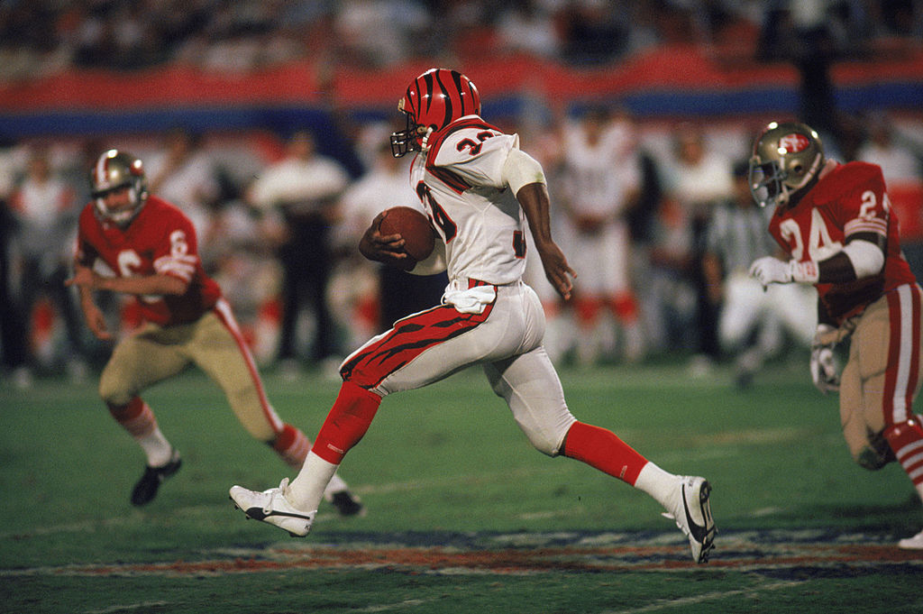 Cincinnati Bengals running back Stanford Jennings returns a kickoff 93 yards for a touchdown