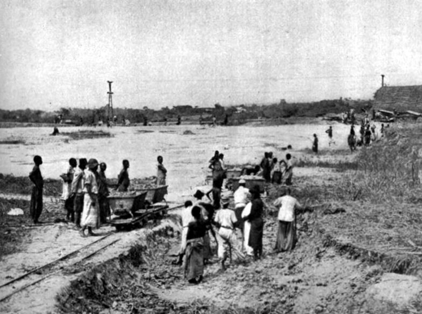 Port of Leopoldville. Natives at Work - before 1905