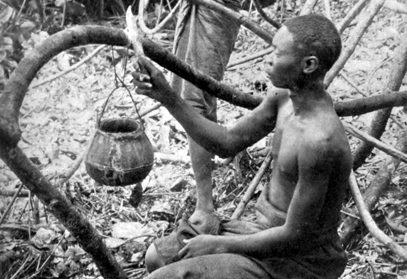 Workers Collecting Rubber in Forest of Lusambo - before 1905