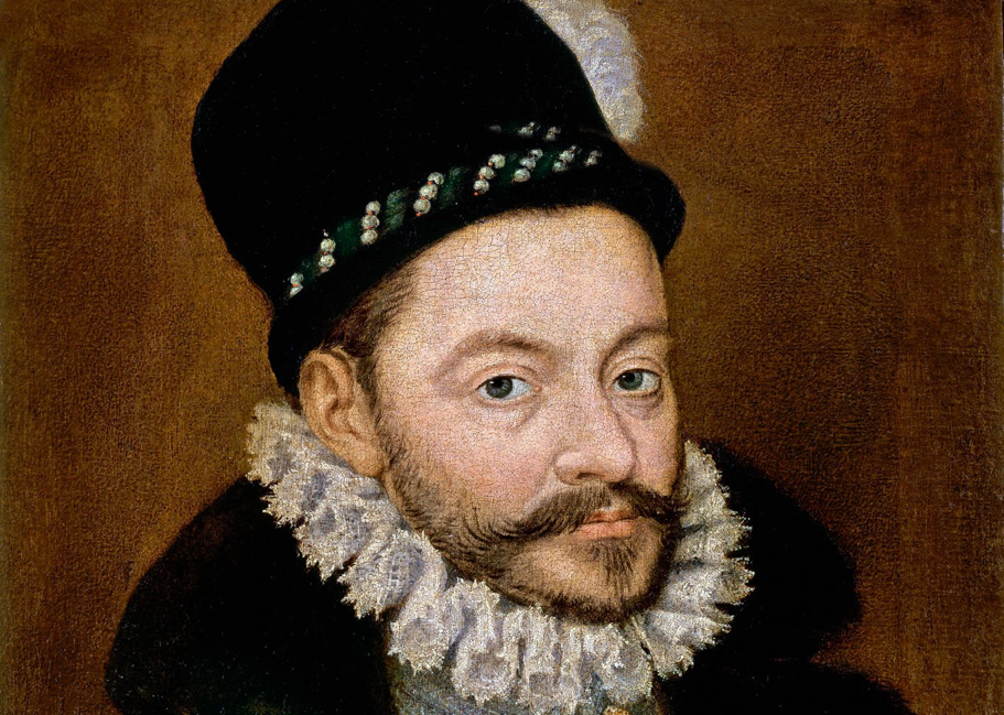 Portrait of Antonio Pérez wearing black hat