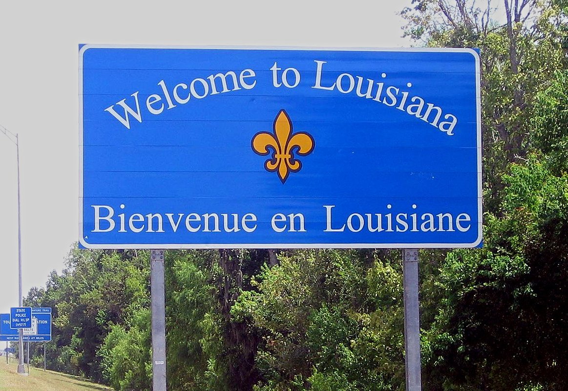 Bilingual road signs at the entrance to Louisiana
