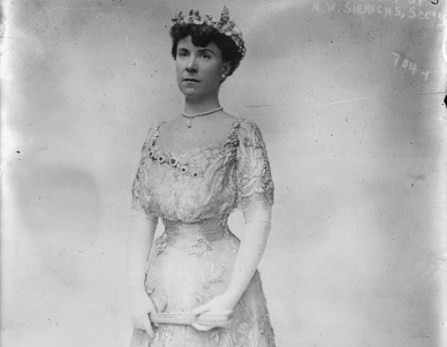 Portrait of Mrs. Harold McCormick wearing a dark dress and a large hat.