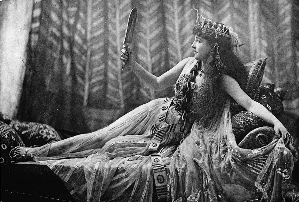Lillie Langtry posing as Cleopatra