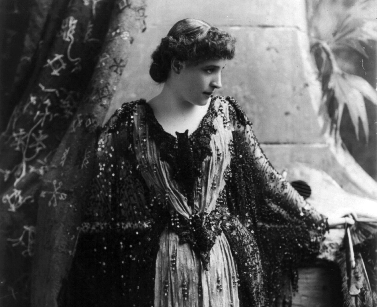  Lillie Langtry in costume 1888