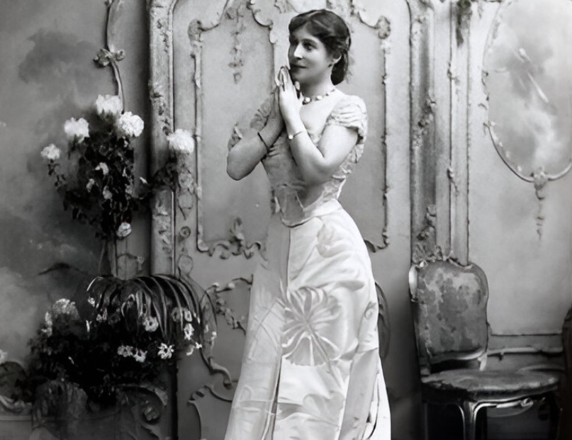Lillie Langtry posing for a photo