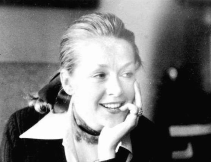 Grayscale Portrait Photo of Jeannette May Rothschild in dark outfit