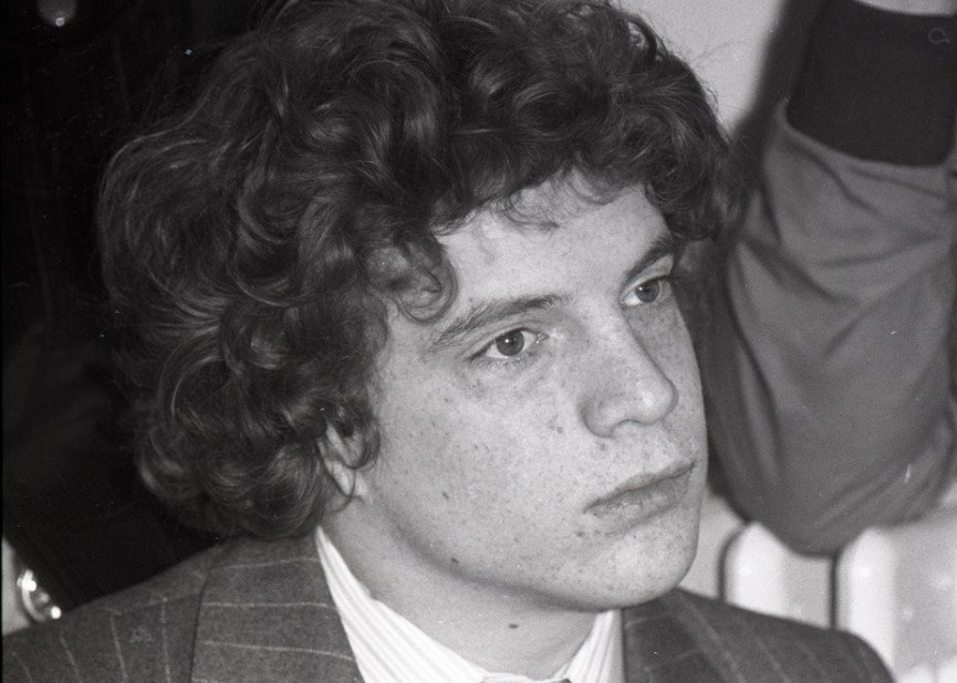 Grayscale Portrait Photo of John Paul Getty III looking to the right