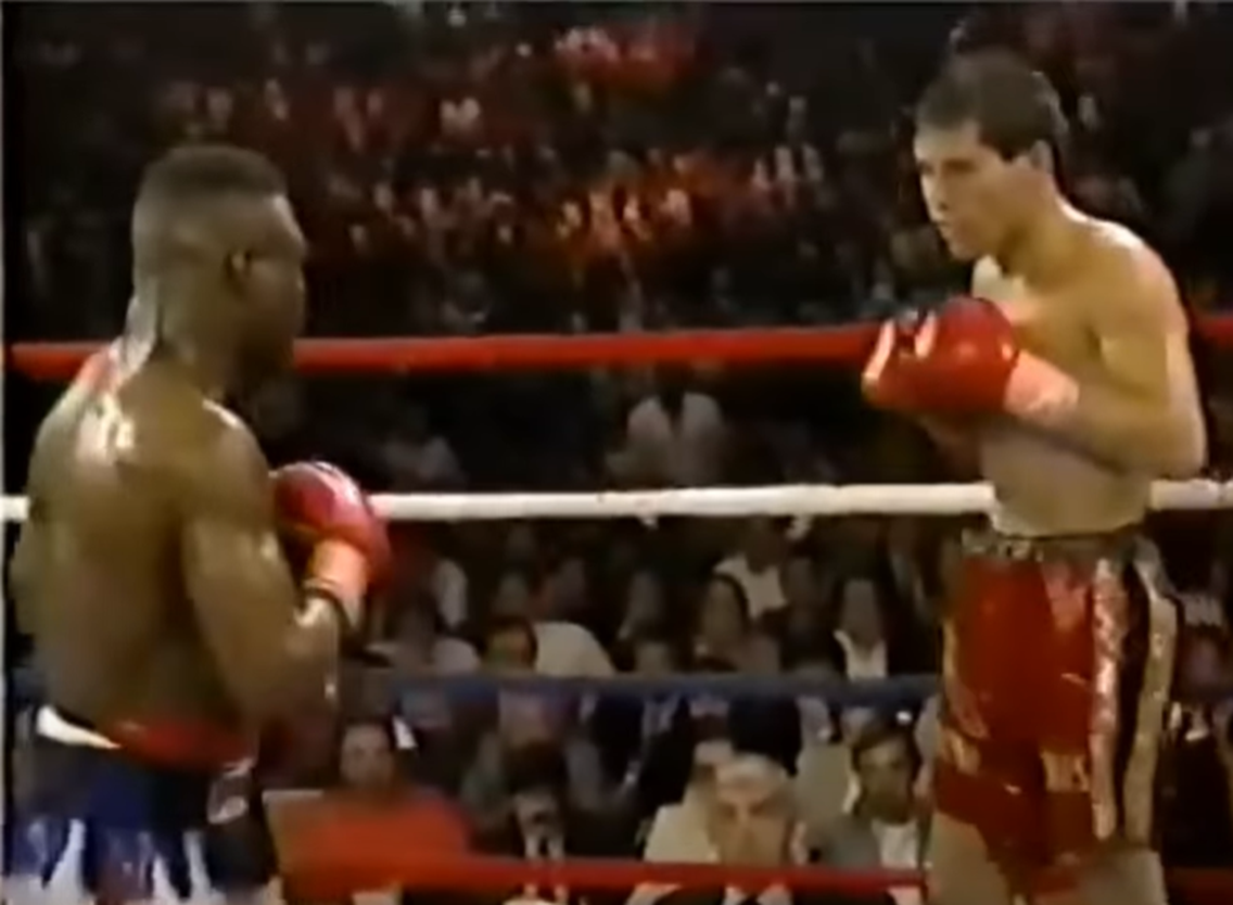 Screenshot from the box fight - Julio Cesar Chavez Vs Meldrick Taylor (1990)