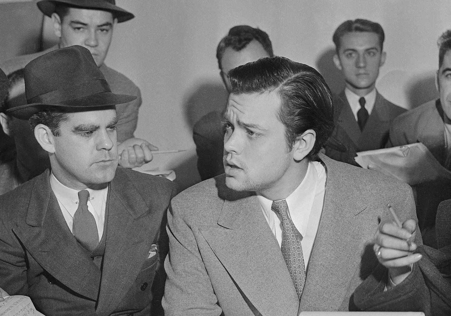 Photo of Orson Welles meeting with reporters in an effort to explain that no one connected with the War of the Worlds radio broadcast