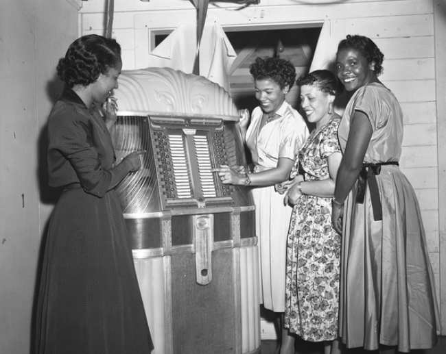 Women at the jukebox