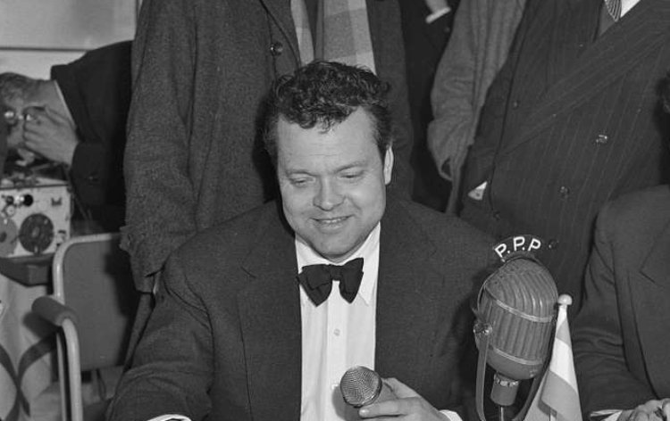 Orson Welles wearing a suit