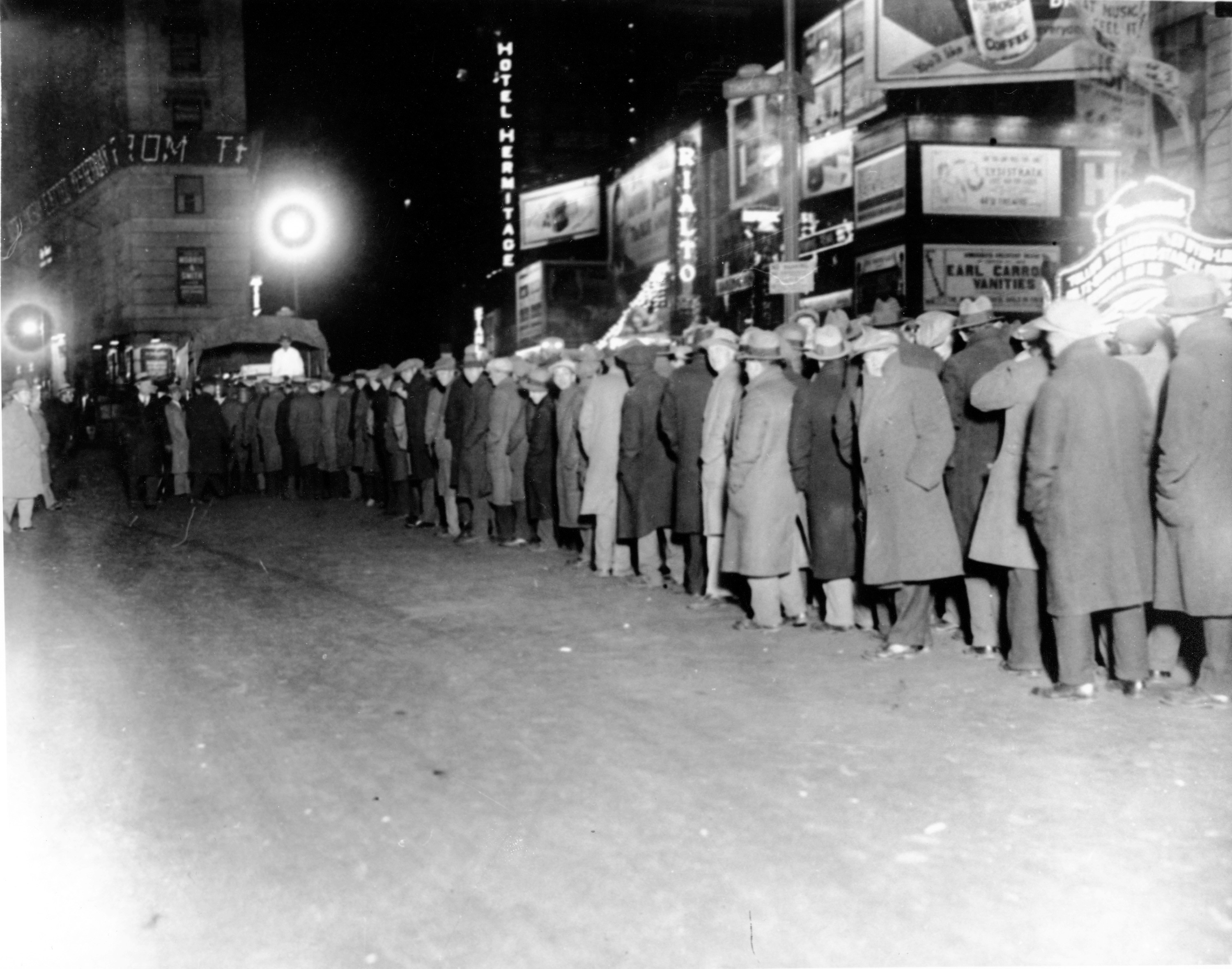 File:People lining up at Times Square.jpg