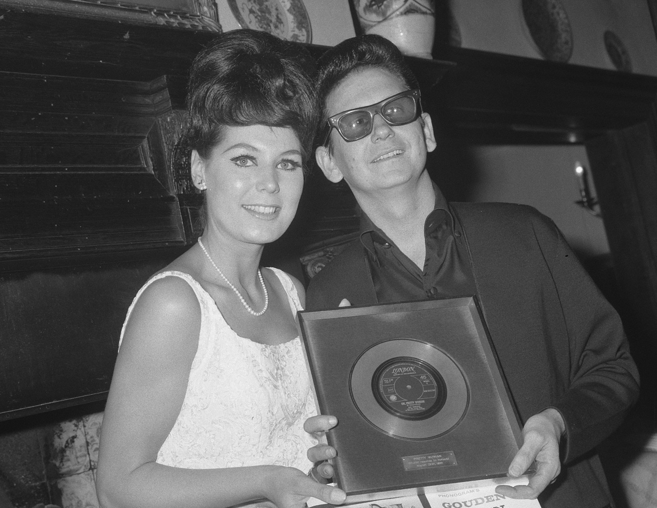 Roy Orbinson received gold record for Pretty Woman in Singel concert hall - 1965