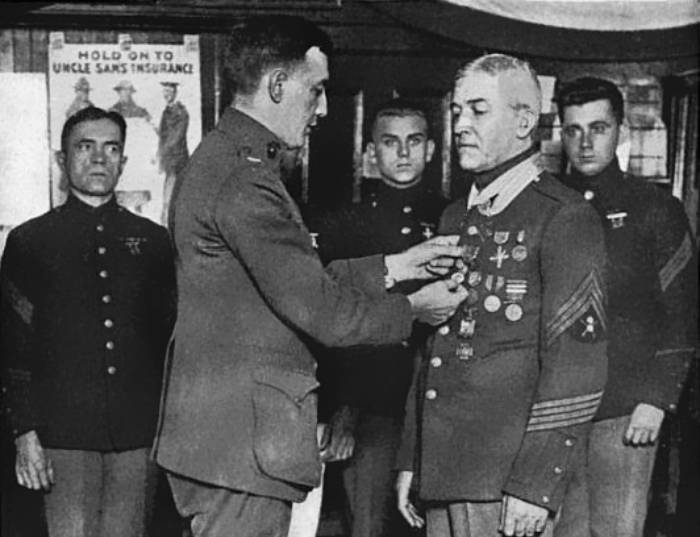 Daniel Daly being awarded