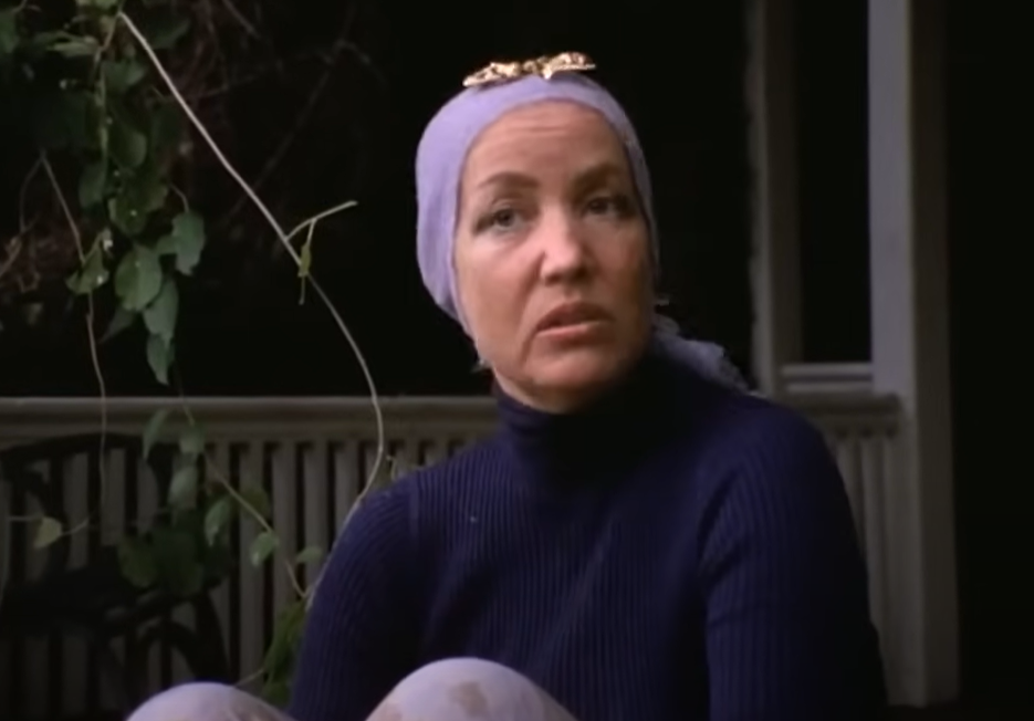 Screenshot from the movie - The Beales of Grey Gardens (2006)