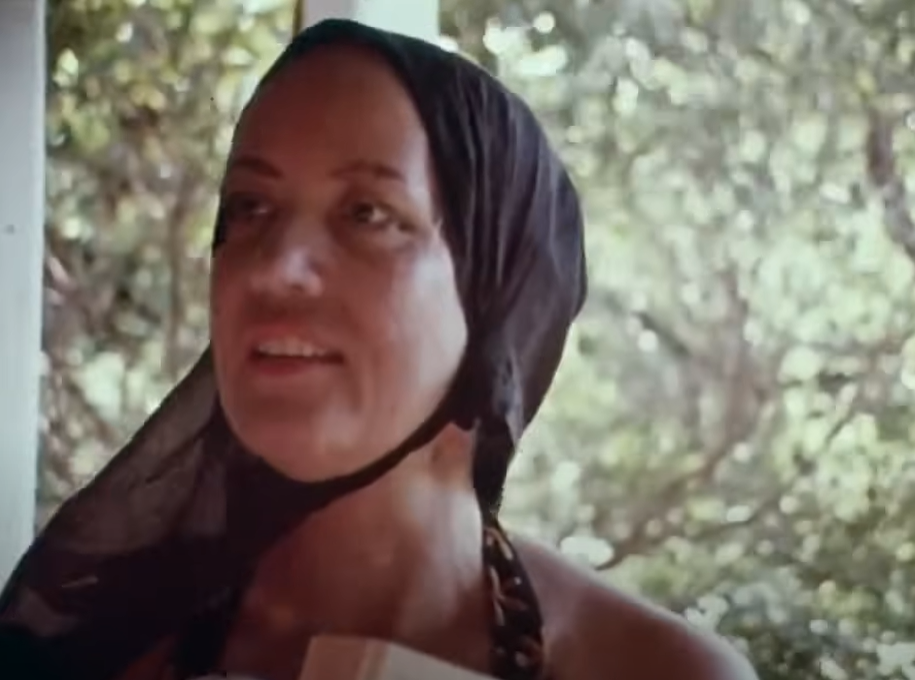 Screenshot of Little Edie from - The Beales of Grey Gardens (2006)
