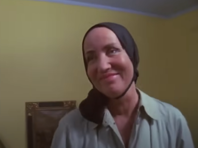 Screenshot of Little Edie from - The Beales of Grey Gardens (2006)