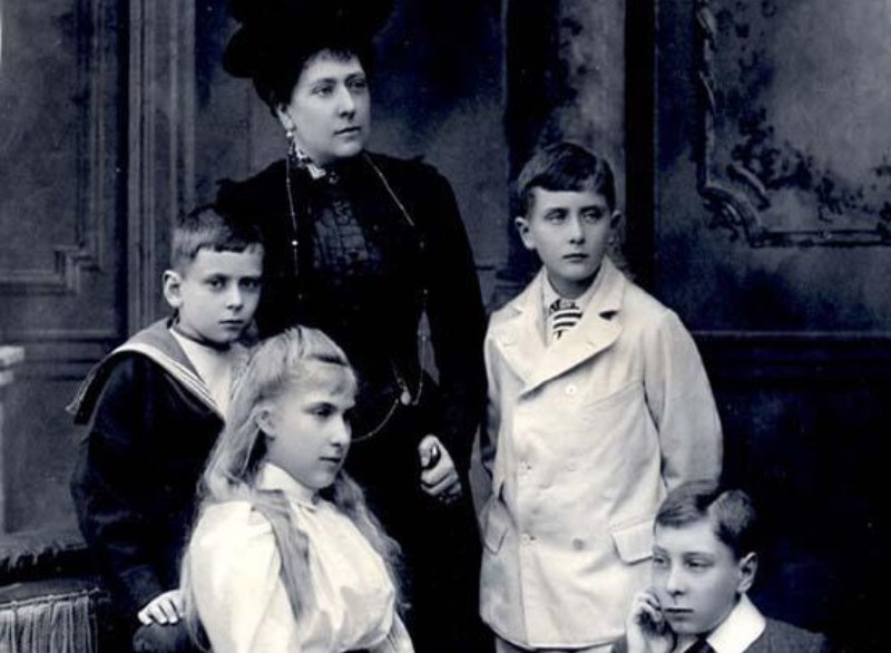 Princess Beatrice with her children, 1900