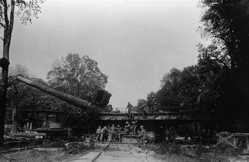 German army gun on the rails