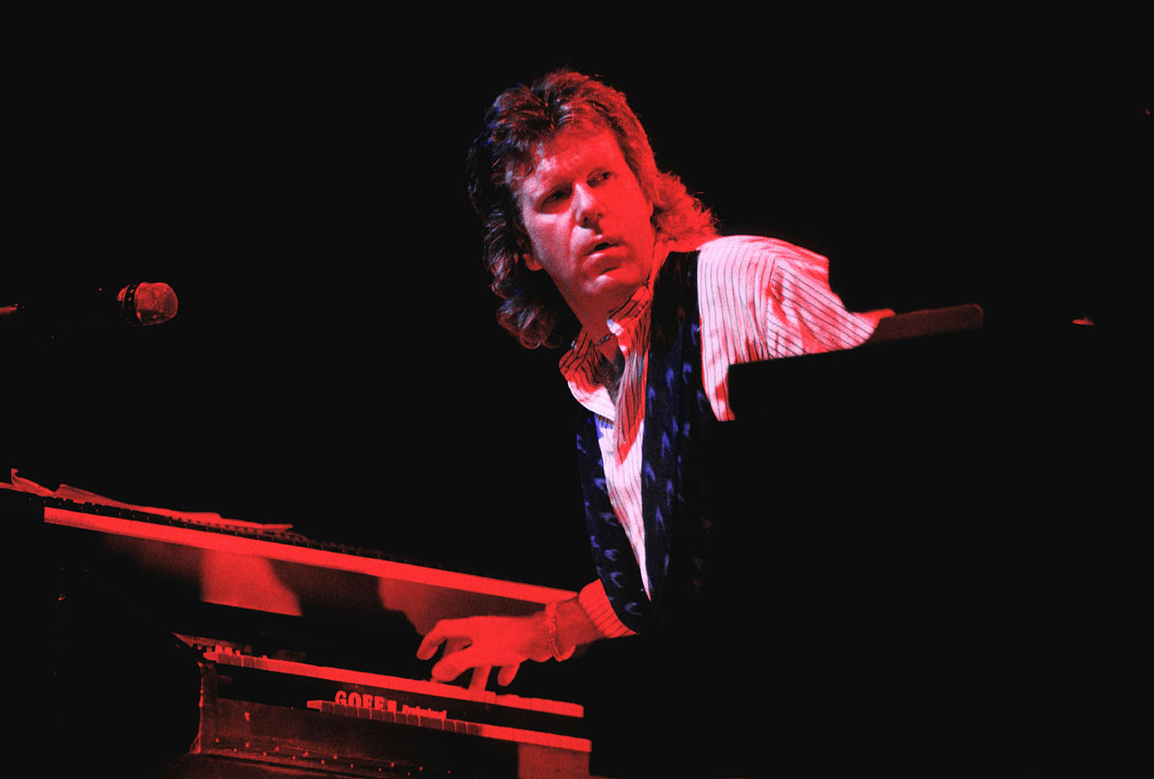 Keith Emerson performing