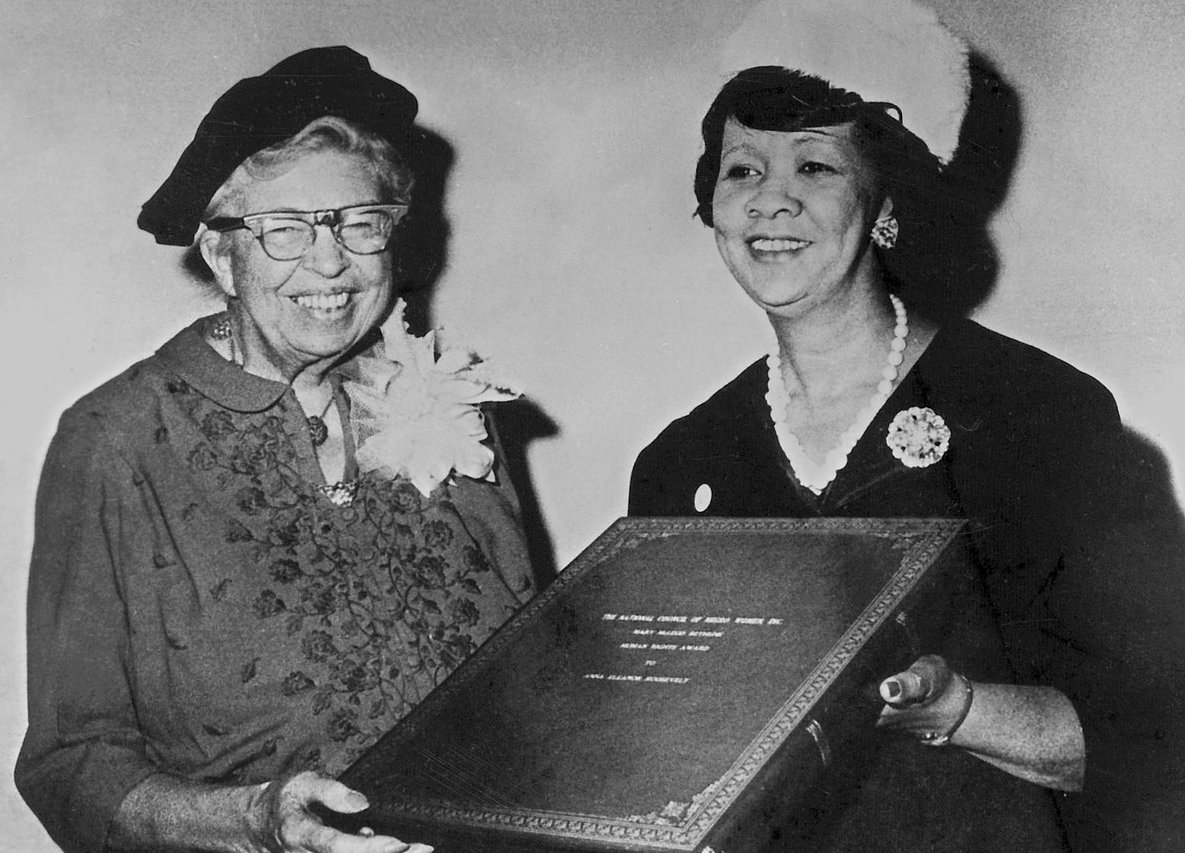 Dorothy Height presents Eleanor Roosevelt an award