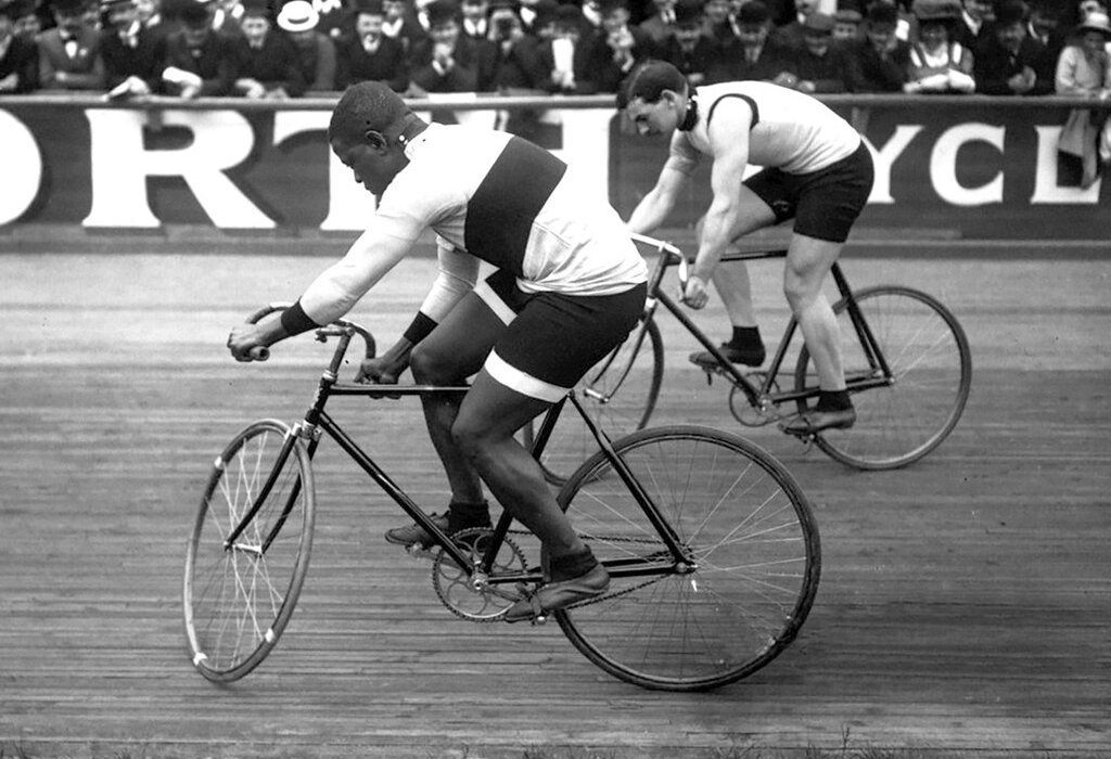 Taylor and Léon Hourlier at a standstill during a race