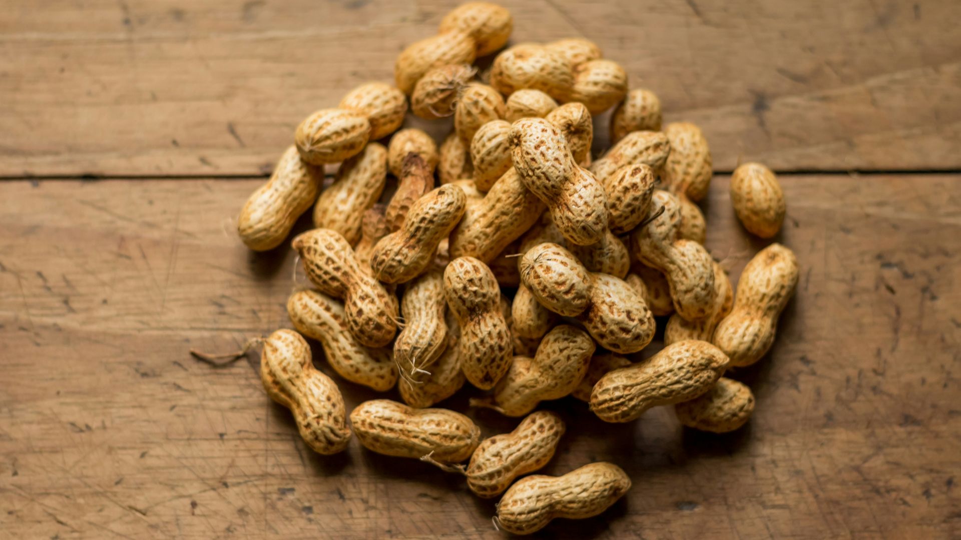 bunch of brown peanuts