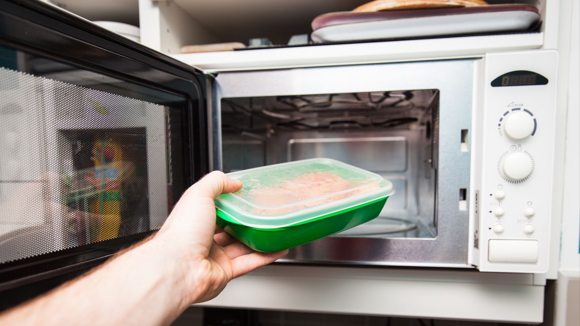 File:Lunch box and microwave oven.jpg