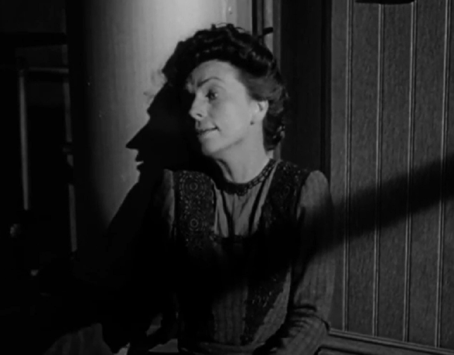 Screenshot of Agnes Moorehead from - The Magnificent Ambersons (1942)