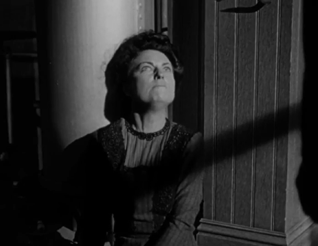 Screenshot of Agnes Moorehead from - The Magnificent Ambersons (1942)