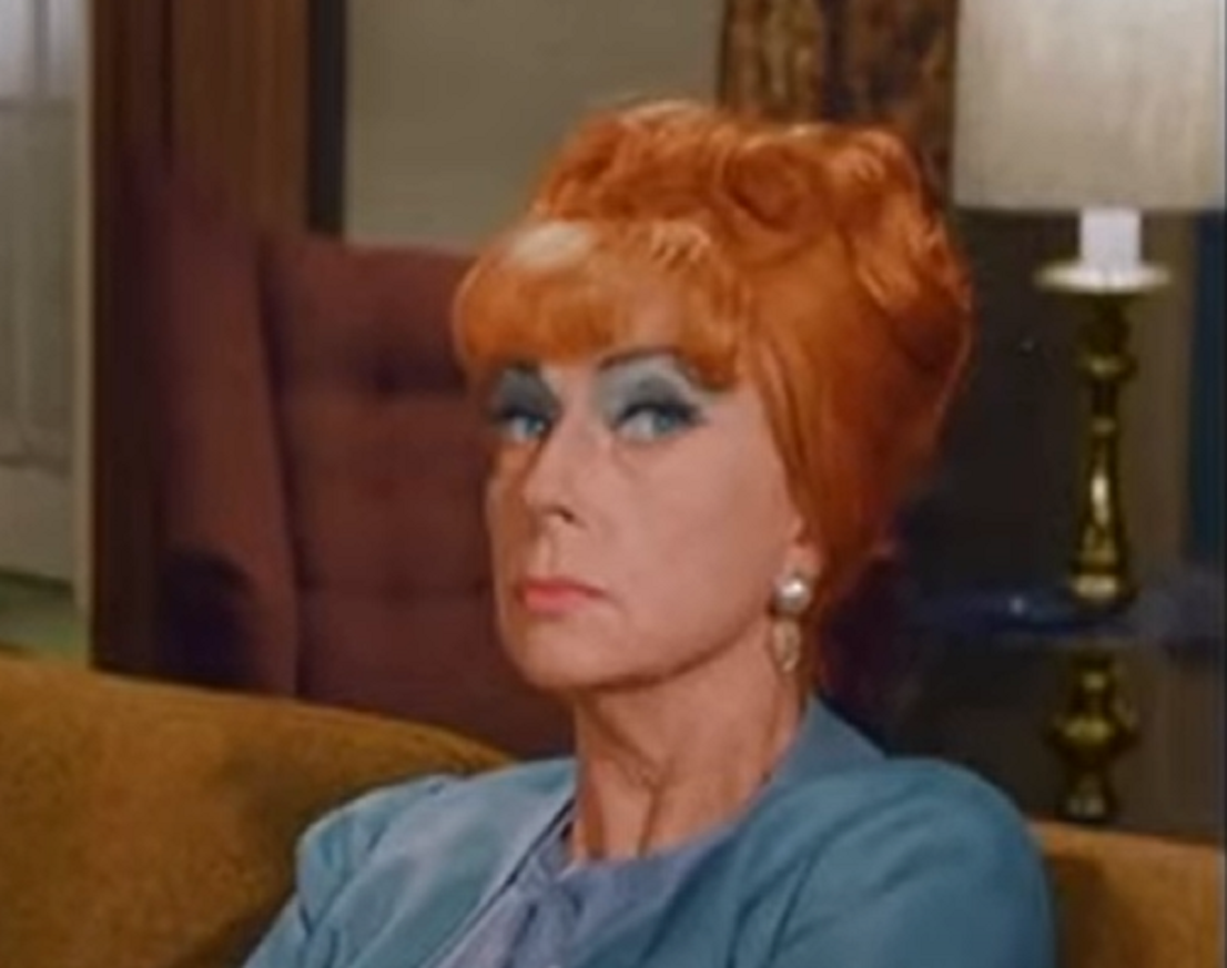 Screenshot of Agnes Moorehead from - Bewitched (1964-72)