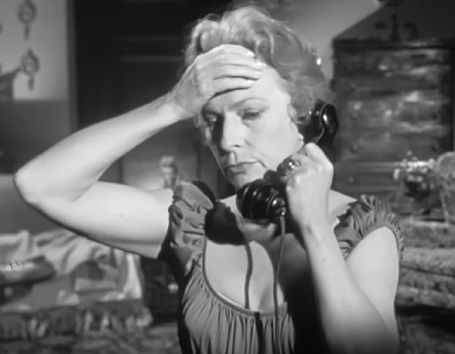 Screenshot of Agnes Moorehead from - The Bat (1959)