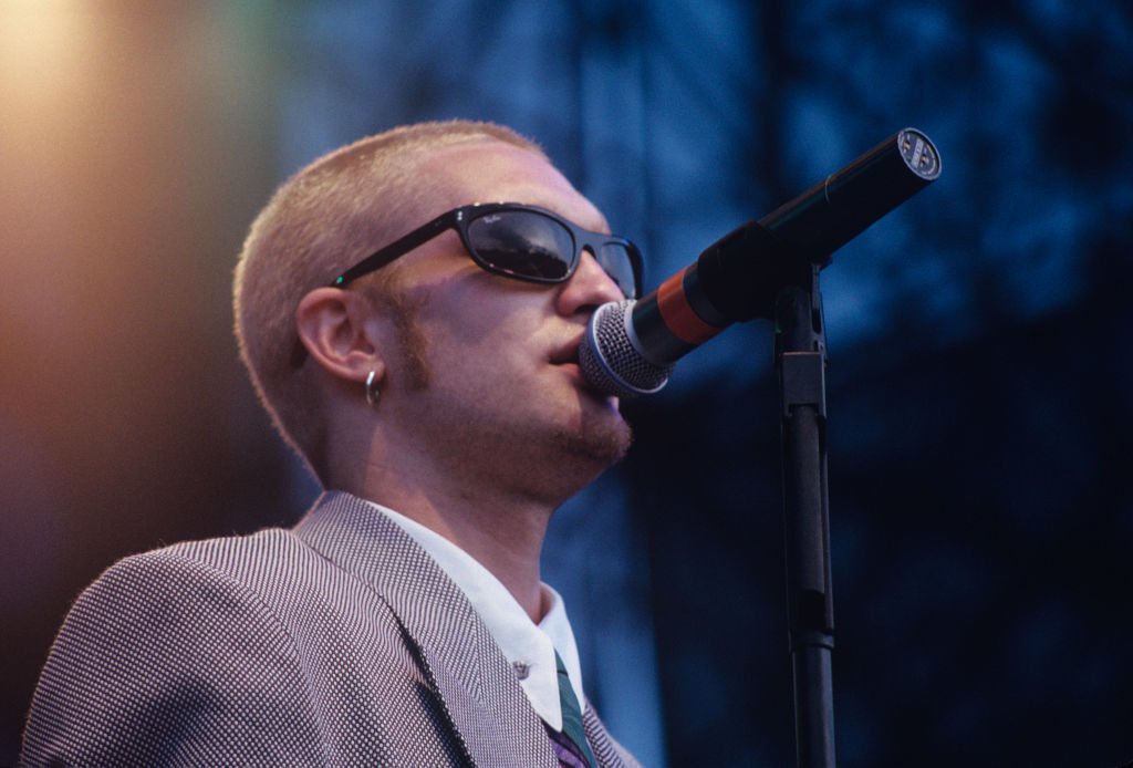 Layne Staley of Alice in Chains performs