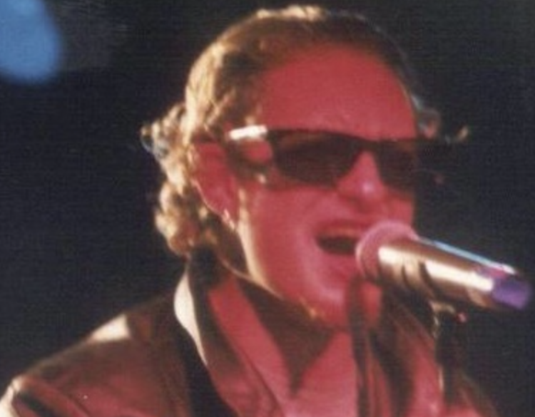 Layne Staley playing with Alice in Chains