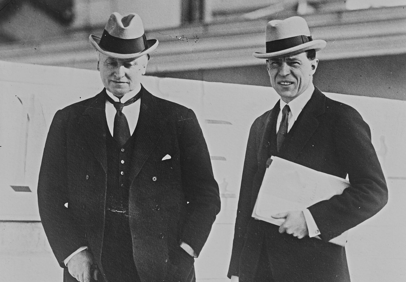 Lord Curzon meeting with people in 1900